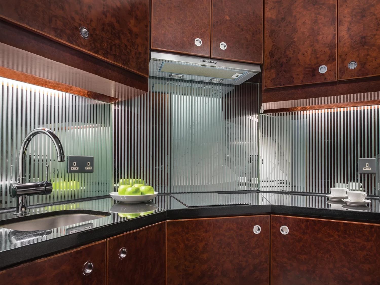 Hotel Cordis, Hong Kong Exterior foto Corrugated glass